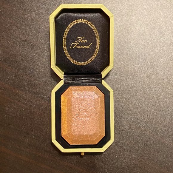 SWATCHED Too Faced CANARY DIAMOND Highlighter